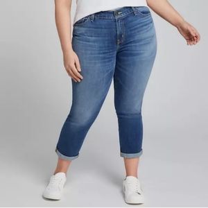 LANE BRYANT DISTRESSED MEDIUM WASH MID RISE CROP CAPRI JEANS